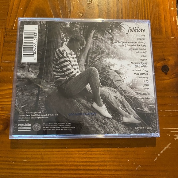 Taylor Swift collectible Folklore CD - Picture 2 of 2